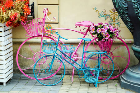 Cyklar med korgar och blommor