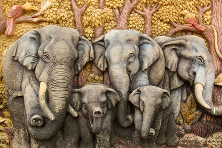 Rzeźby ścienne ze słoniami