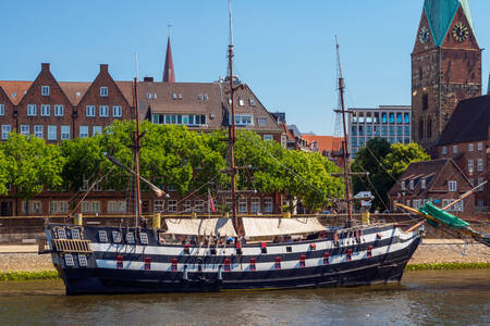 Weser Nehri üzerinde yelkenli