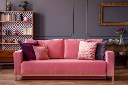Розовый бархатный диван в гостиной