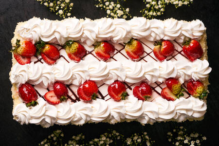 Cake with strawberries and cream