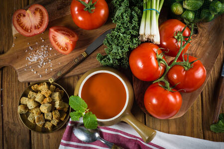 Sopa de tomate y tomates
