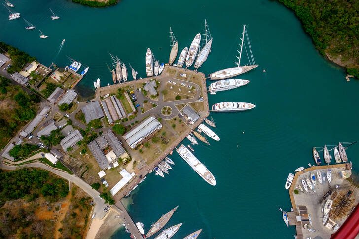Yachter i hamnen i Antigua
