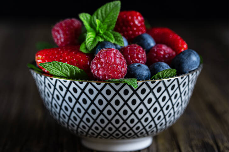 Verschiedene Beeren in einer Schüssel