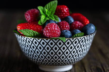 Diversas frutas vermelhas na tigela