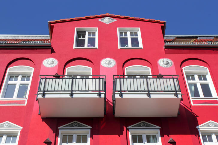 Fachada del edificio rojo