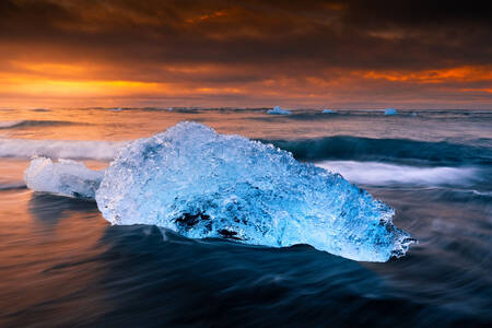 Partie d'un iceberg sur la plage