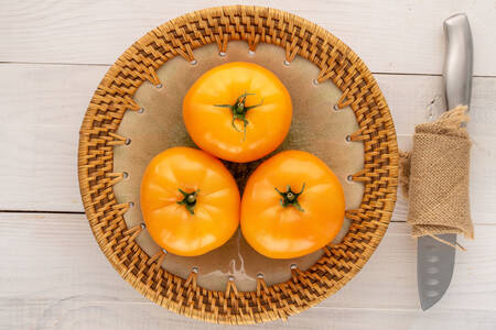 Tomates amarillos en un plato