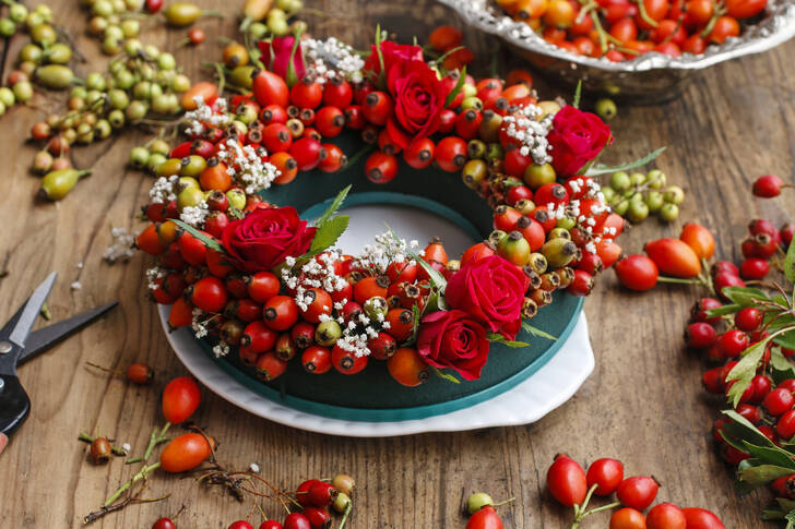 Wreath with rose hips and roses