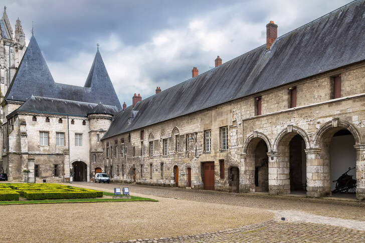 Nádvoří bývalého biskupského paláce v Beauvais, Francie