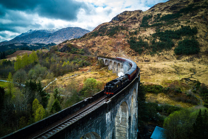 Juna Glenfinin viaduktilla