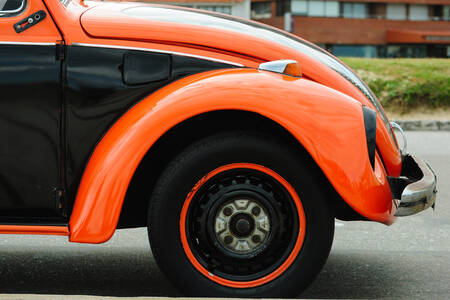 Vintage černé a oranžové auto