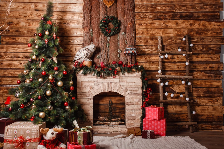 Kerstboom bij de open haard