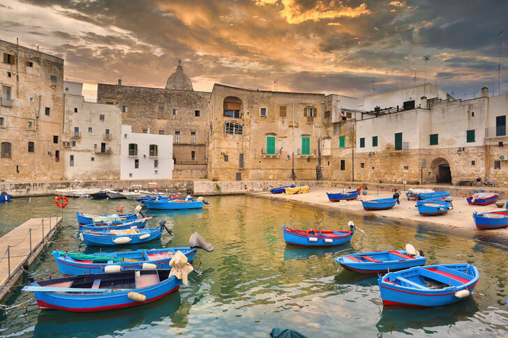 Monopoli körfezindeki tekneler