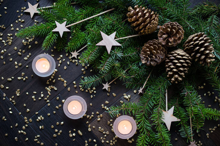 Pine branches, cones and candles
