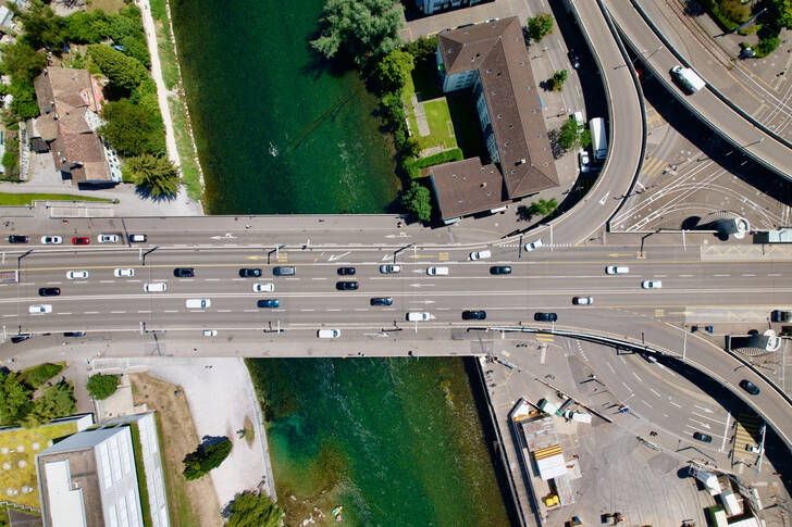 Luftfoto af en bro i Zürich