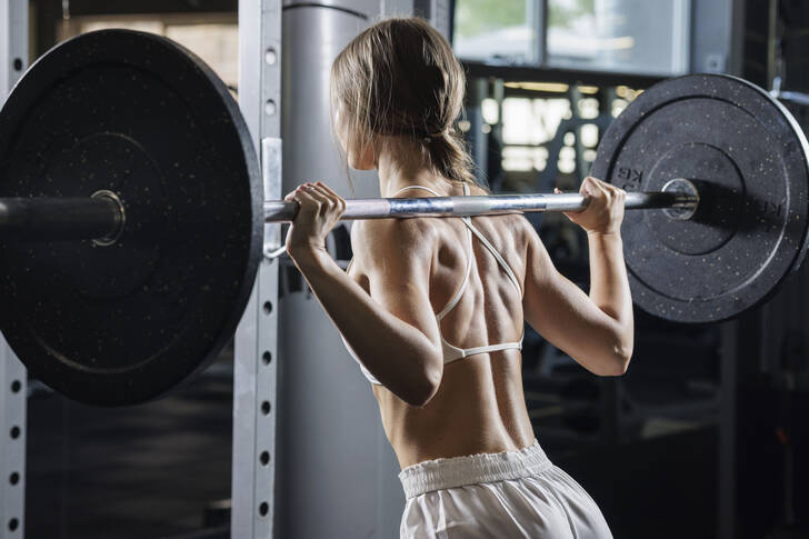 En kvindelig atlet med en vægtstang