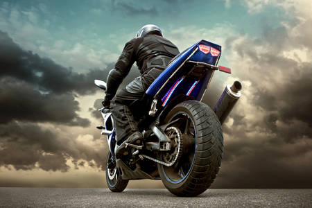 Мотоциклист на синем байке