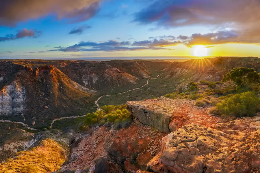 Matahari Terbenam di Pegunungan Alpen Australia