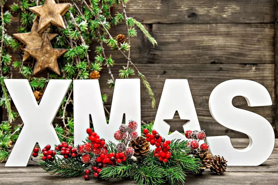 Kerstboomsamenstelling en decoratieve letters