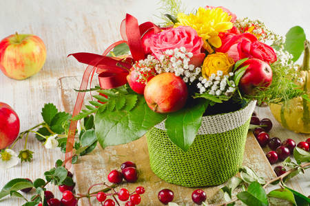Zusammensetzung mit Blumen und Früchten