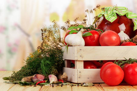 Tomater, dill och vitlök i en låda