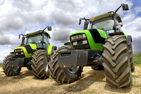 Traktory v poli