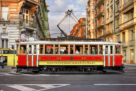 Červená tramvaj v ulicích Prahy