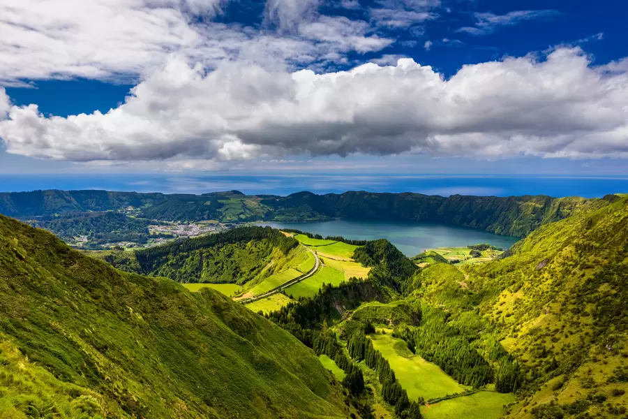Montañas y Lago Santiago