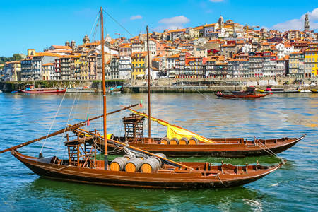 Gamla båtar på floden Douro