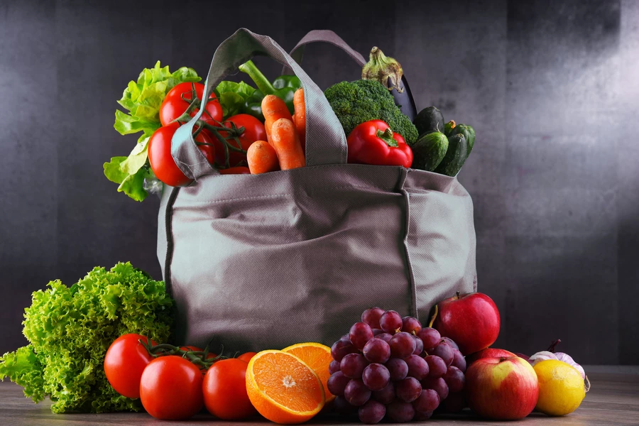 Sac avec légumes et fruits
