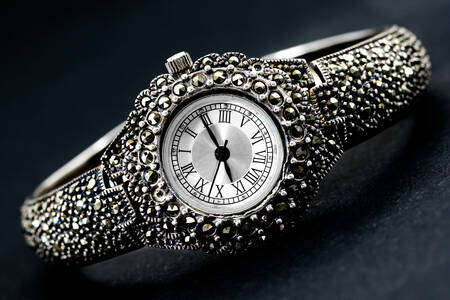 Silberne Armbanduhr