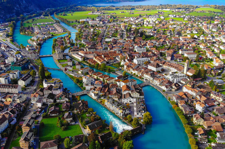 Letecký pohľad na mesto Interlaken