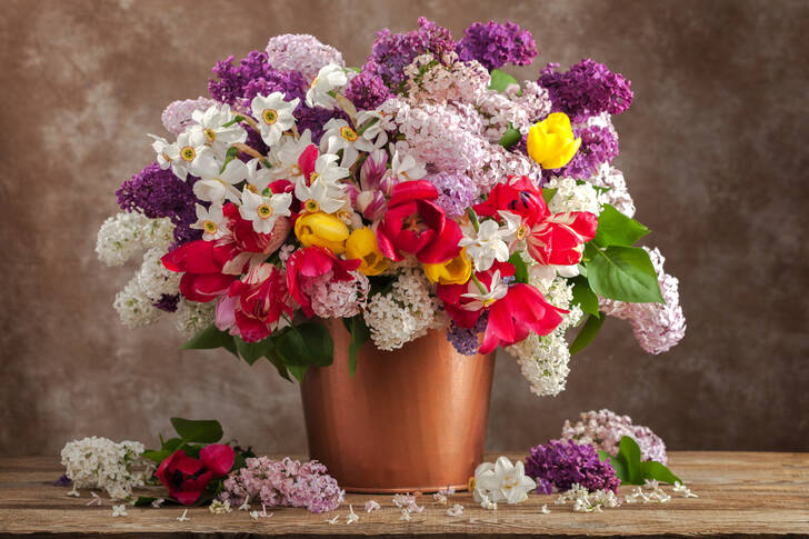 Bouquet in un vaso sul tavolo