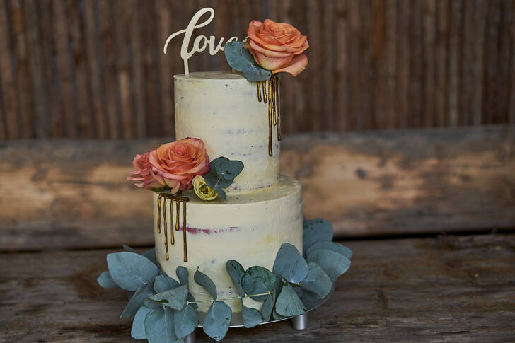 Сватбена торта върху дървена маса