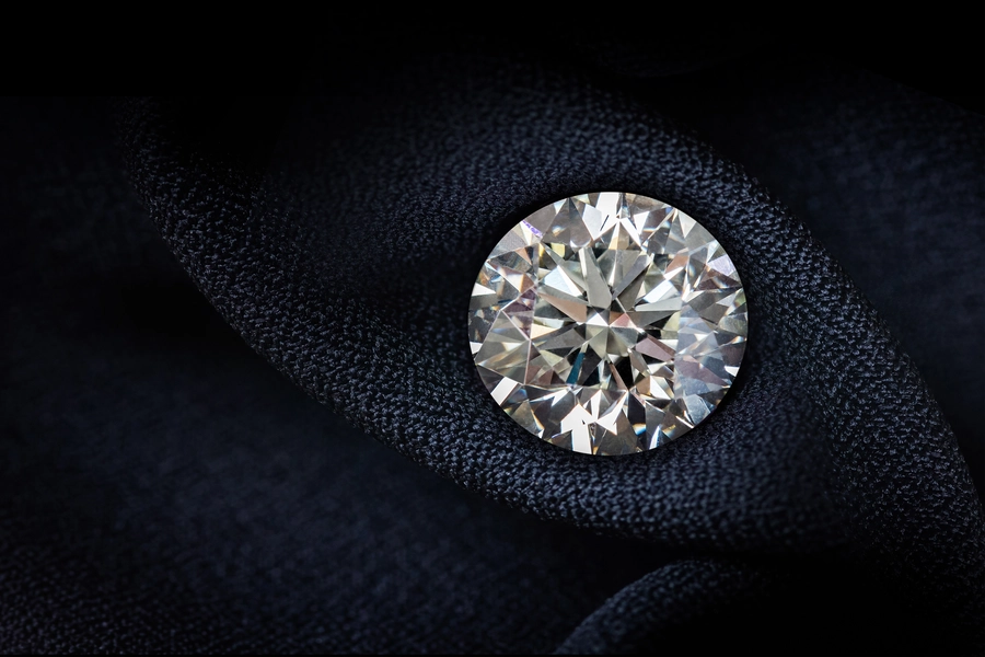 Diamant op zwart doek