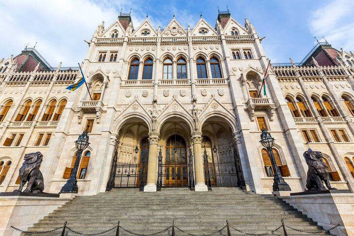 Πρόσοψη του κτιρίου του ουγγρικού κοινοβουλίου