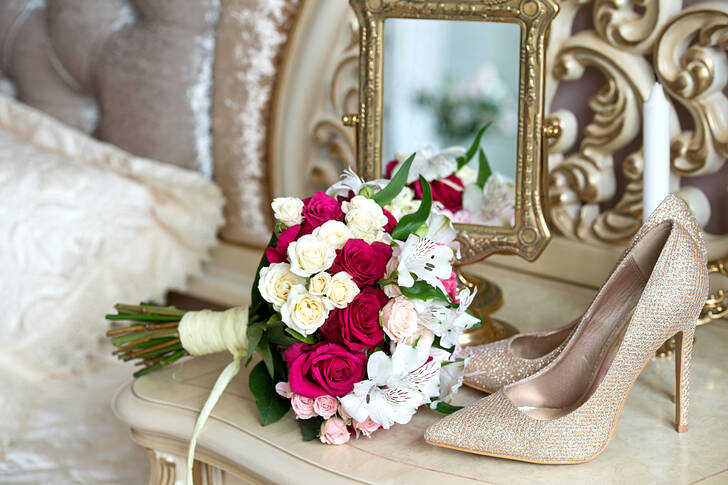 Svatební kytice a boty