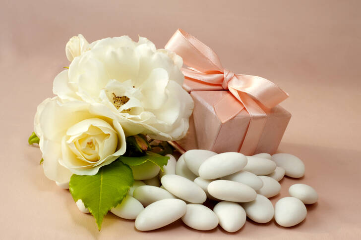 Esküvői ajándék és virágok