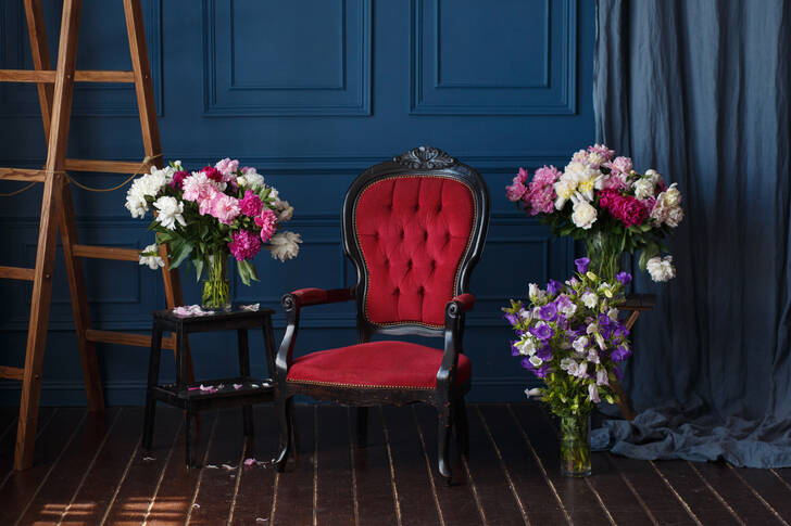 Fotelja i vaza s cvijećem