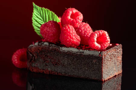 Шоколадный торт со свежей малиной