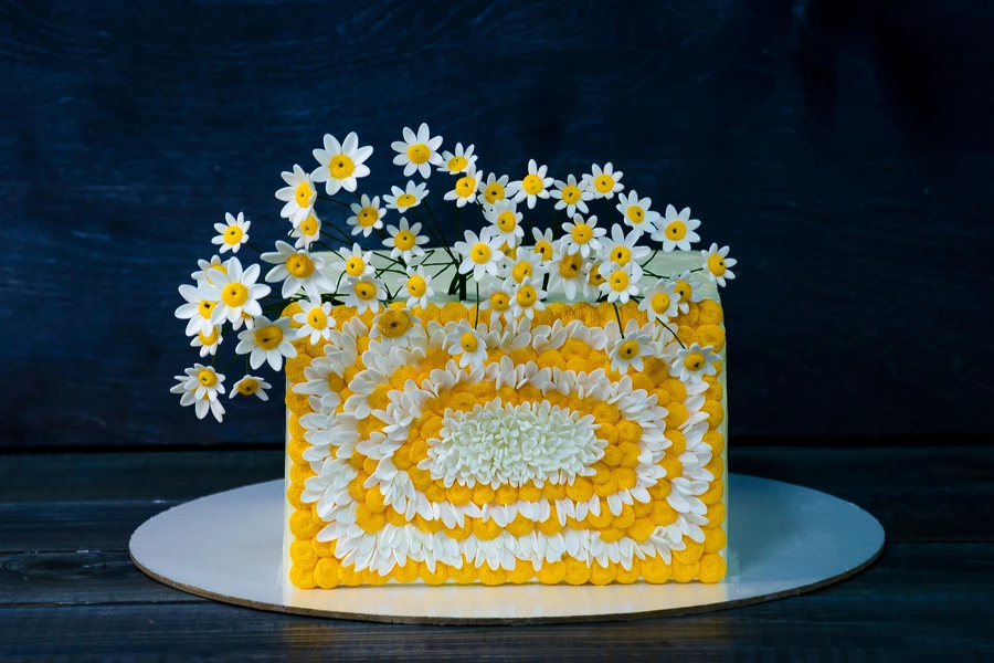 Taart met madeliefjes