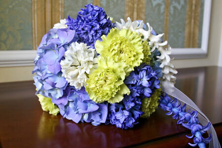 Bouquet da sposa con ortensie e garofani