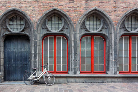 Facciata di un vecchio edificio a Bruges