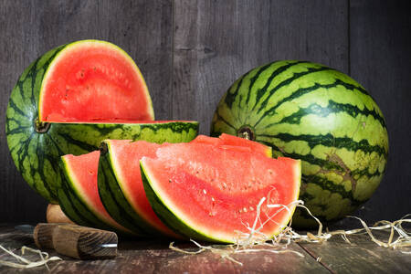 Watermeloenen op houten achtergrond