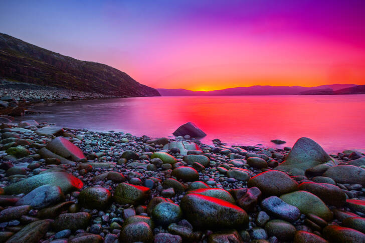 Atardecer rosa sobre el mar