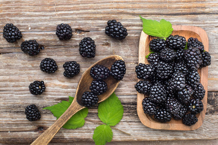 Moras en una mesa de madera