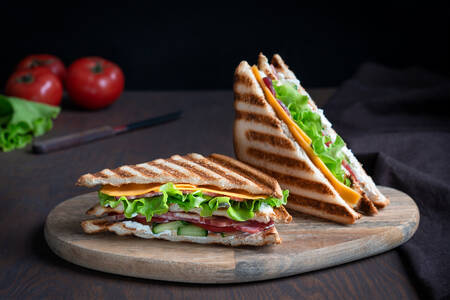 Sándwiches en una tabla de madera