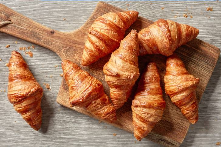 كرواسون طازج مخبوز