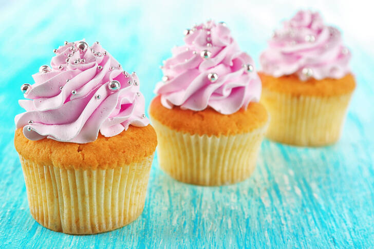 Cupcakes sur une table bleue